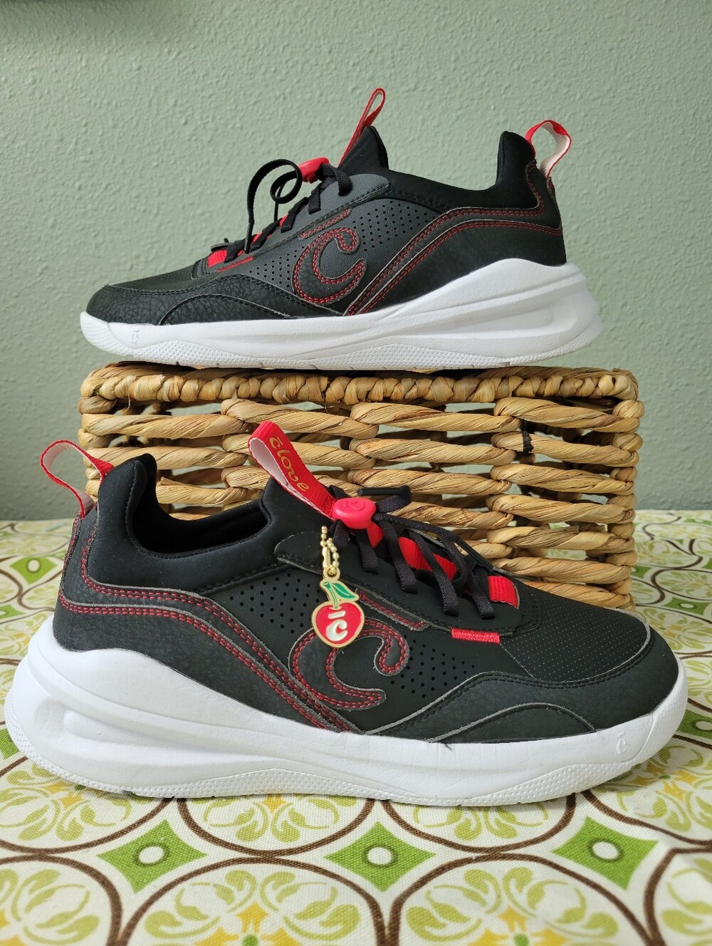 Clove Strada Sneakers Shoes  Size 8.5 NEW Black Cherry